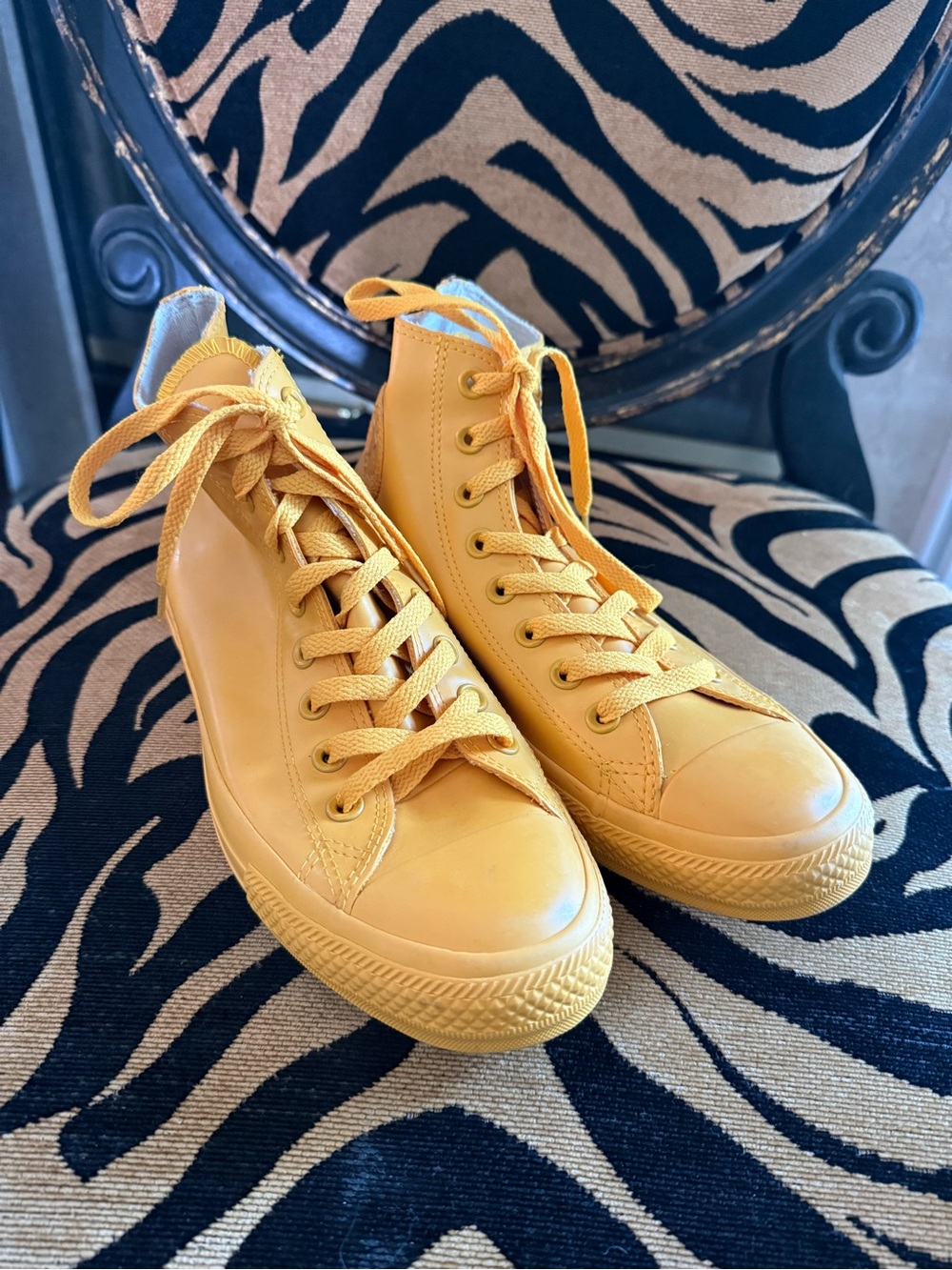 Men’s 7.5 Converse Yellow High-Top Sneakers Like new